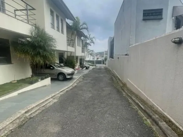 Casa com 150m² 3 quartos e 3 banheiros, para alugar, no bairro Campina do Siqueira em Curitiba