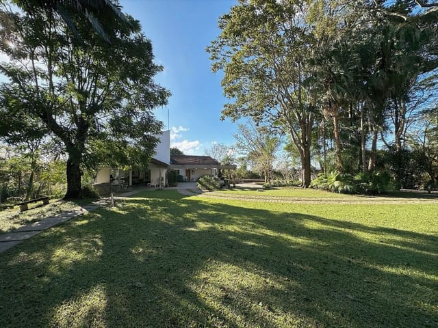 Sobrado com 10490m² 3 quartos e 3 banheiros, à venda, no bairro Vilarejo em Carapicuíba