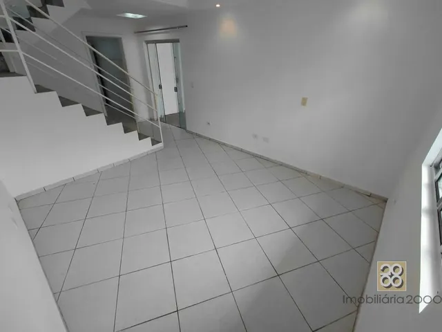 Sobrado 3 quartos e 2 banheiros, para alugar, no bairro Cidade Industrial em Curitiba