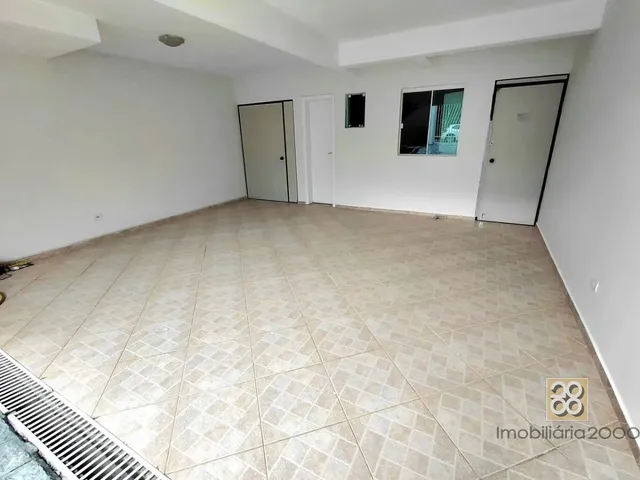 Sobrado 3 quartos e 5 banheiros, para alugar, no bairro Bom Retiro em Curitiba