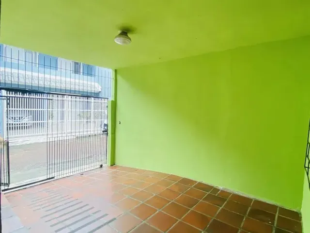 Casa 3 quartos e 1 banheiro, à venda, no bairro Sítio Cercado em Curitiba