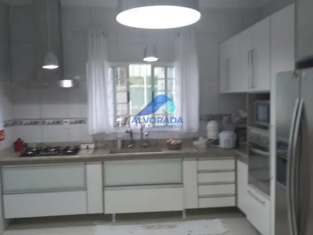 Sobrado com 419m² 5 quartos e 3 banheiros, à venda, no bairro Indaiá em Caraguatatuba
