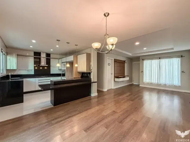 Casa com 139m² 4 quartos e 5 banheiros, para alugar, no bairro Campo Comprido em Curitiba