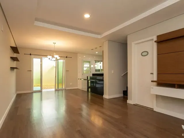 Casa com 139m² 4 quartos e 5 banheiros, para alugar, no bairro Campo Comprido em Curitiba