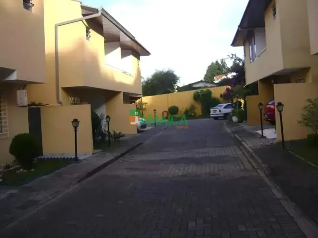 Sobrado 3 quartos e 4 banheiros, à venda, no bairro Uberaba em Curitiba