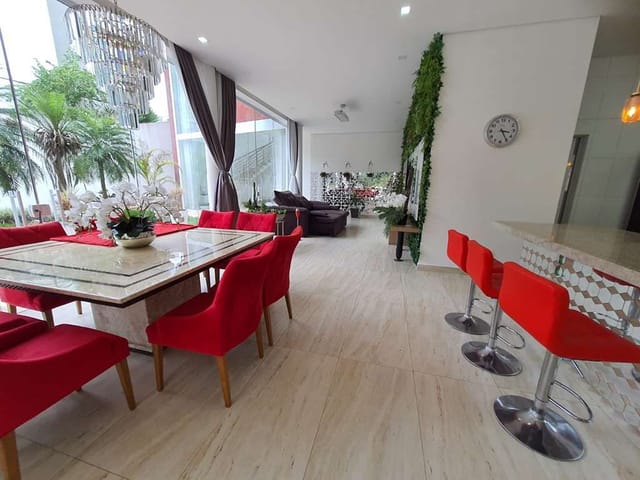 Sobrado com 705m² 4 quartos e 4 banheiros, à venda, no bairro Jardim Caiapia em Cotia