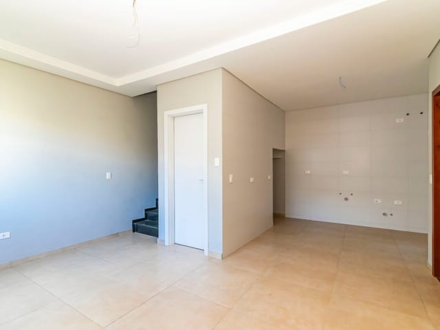 Sobrado 3 quartos e 2 banheiros, à venda, no bairro Uberaba em Curitiba