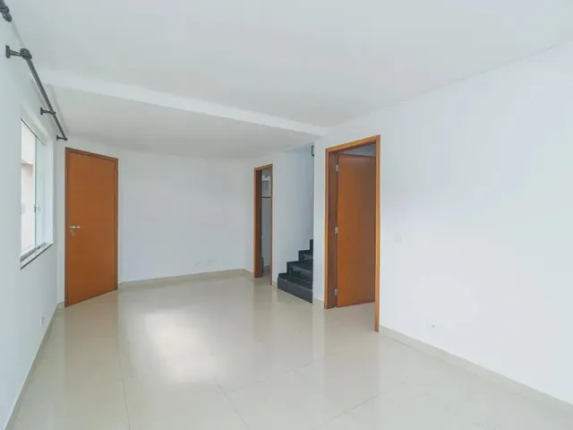 Sobrado 3 quartos e 3 banheiros, para alugar, no bairro Orleans em Curitiba