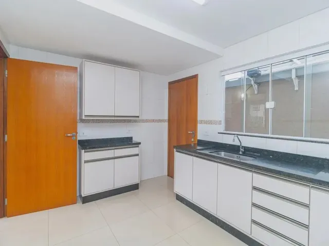 Sobrado 3 quartos e 3 banheiros, para alugar, no bairro Orleans em Curitiba