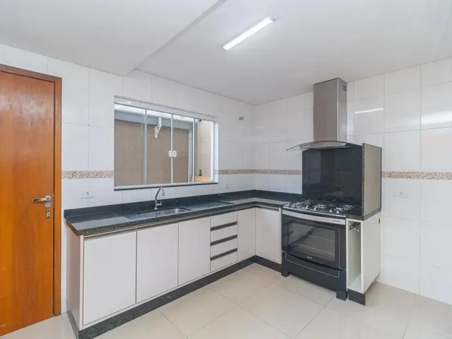 Sobrado 3 quartos e 3 banheiros, para alugar, no bairro Orleans em Curitiba