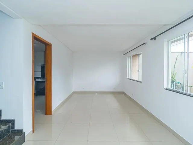 Sobrado 3 quartos e 3 banheiros, para alugar, no bairro Orleans em Curitiba