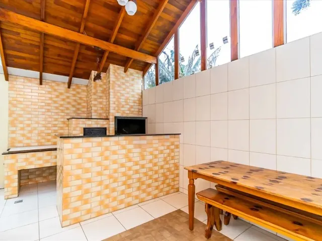 Sobrado 3 quartos e 6 banheiros, à venda, no bairro Uberaba em Curitiba