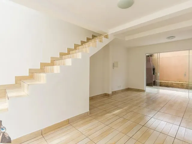 Sobrado com 100m² 3 quartos e 2 banheiros, para alugar, no bairro Barreirinha em Curitiba