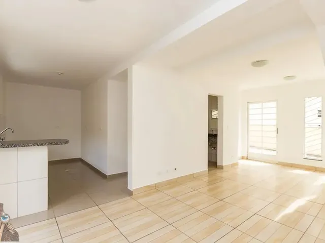 Sobrado com 100m² 3 quartos e 2 banheiros, para alugar, no bairro Barreirinha em Curitiba