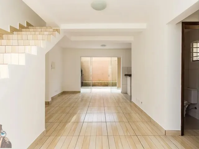 Sobrado com 100m² 3 quartos e 2 banheiros, para alugar, no bairro Barreirinha em Curitiba
