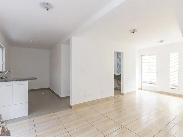 Sobrado com 100m² 3 quartos e 2 banheiros, para alugar, no bairro Barreirinha em Curitiba