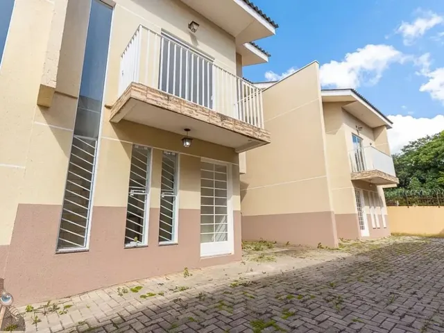 Sobrado com 100m² 3 quartos e 2 banheiros, para alugar, no bairro Barreirinha em Curitiba