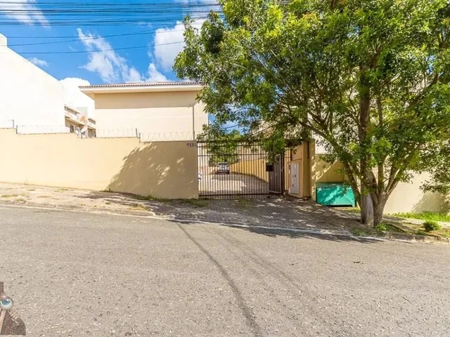 Sobrado com 100m² 3 quartos e 2 banheiros, para alugar, no bairro Barreirinha em Curitiba