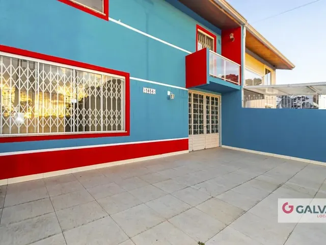 Sobrado 4 quartos e 2 banheiros, para alugar, no bairro Capão da Imbuia em Curitiba