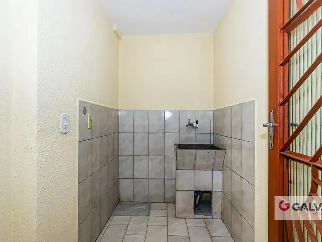 Sobrado 4 quartos e 2 banheiros, para alugar, no bairro Capão da Imbuia em Curitiba