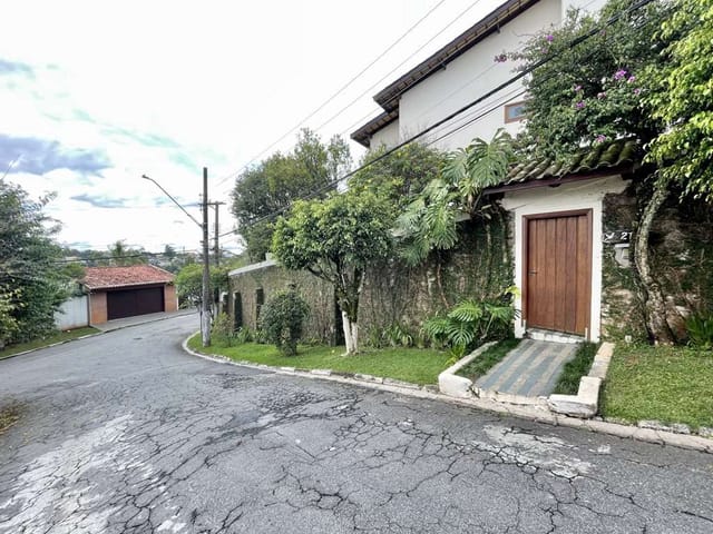 Sobrado com 478m² 4 quartos e 5 banheiros, à venda, no bairro Terras do Madeira em Carapicuíba
