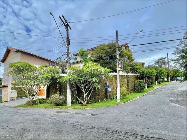 Sobrado com 478m² 4 quartos e 5 banheiros, à venda, no bairro Terras do Madeira em Carapicuíba