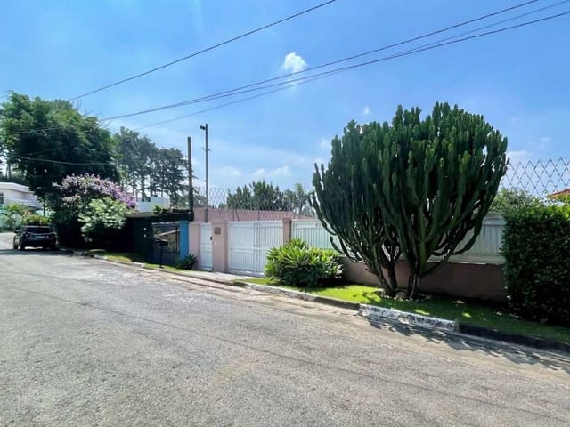 Sobrado com 947m² 3 quartos e 5 banheiros, à venda, no bairro Chácara das Paineiras em Carapicuíba