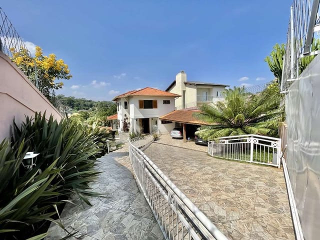 Sobrado com 947m² 3 quartos e 5 banheiros, à venda, no bairro Chácara das Paineiras em Carapicuíba