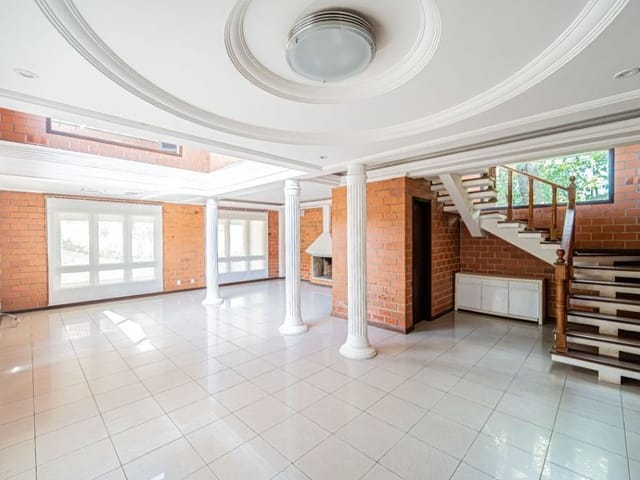 Sobrado com 565m² 4 quartos e 2 banheiros, à venda, no bairro Granja Carneiro Viana em Cotia