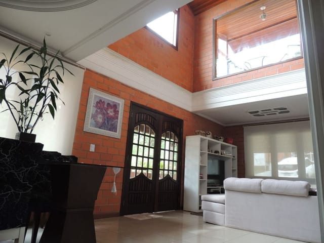 Sobrado com 565m² 4 quartos e 2 banheiros, à venda, no bairro Granja Carneiro Viana em Cotia