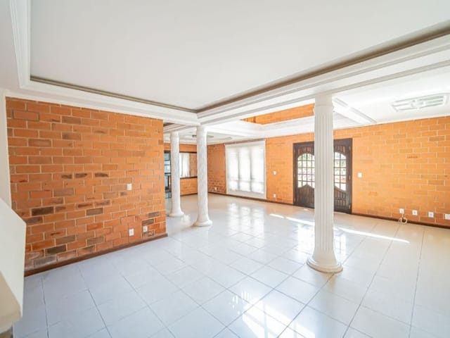 Sobrado com 565m² 4 quartos e 2 banheiros, à venda, no bairro Granja Carneiro Viana em Cotia
