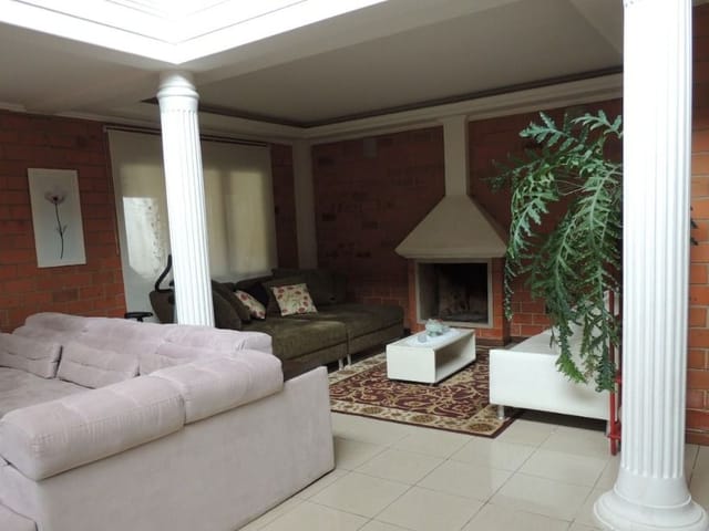 Sobrado com 565m² 4 quartos e 2 banheiros, à venda, no bairro Granja Carneiro Viana em Cotia