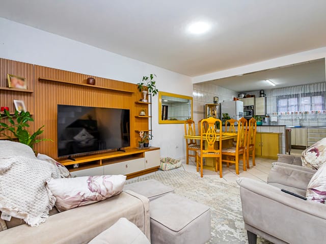 Sobrado com 220m² 3 quartos e 3 banheiros, à venda, no bairro Sítio Cercado em Curitiba