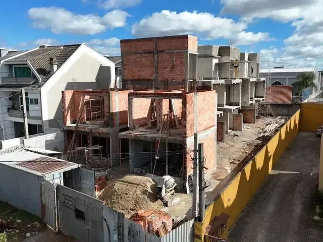 Sobrado com 77m² 3 quartos e 2 banheiros, à venda, no bairro Santa Felicidade em Curitiba