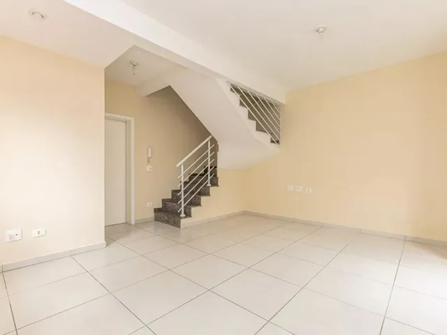 Sobrado 3 quartos e 2 banheiros, para alugar, no bairro Santa Felicidade em Curitiba