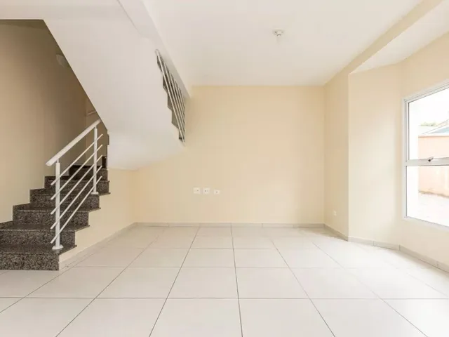 Sobrado 3 quartos e 2 banheiros, para alugar, no bairro Santa Felicidade em Curitiba