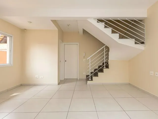 Sobrado 3 quartos e 2 banheiros, para alugar, no bairro Santa Felicidade em Curitiba