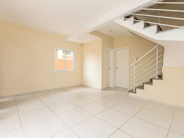 Sobrado 3 quartos e 2 banheiros, para alugar, no bairro Santa Felicidade em Curitiba