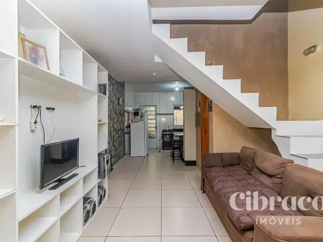 Sobrado 2 quartos e 2 banheiros, à venda, no bairro Sítio Cercado em Curitiba