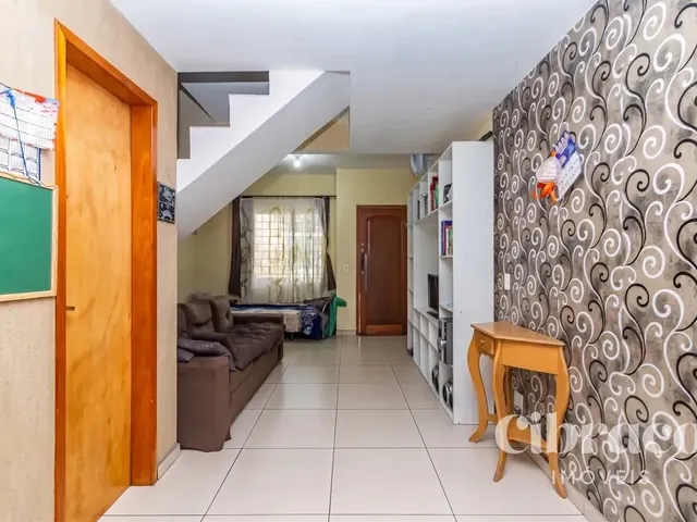 Sobrado 2 quartos e 2 banheiros, à venda, no bairro Sítio Cercado em Curitiba