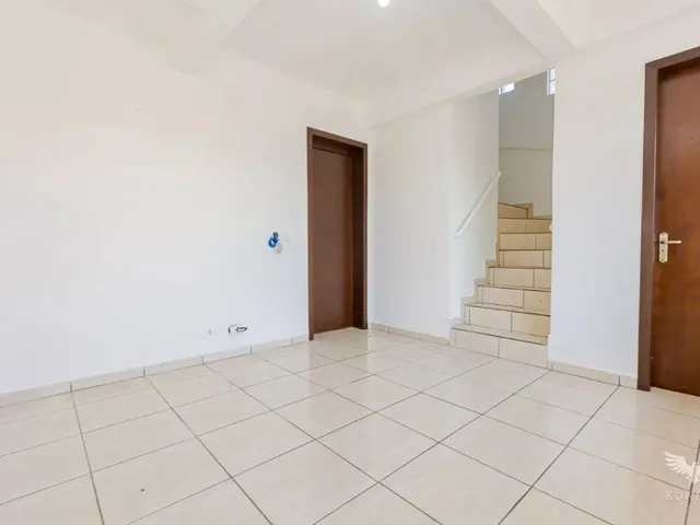 Sobrado 3 quartos e 2 banheiros, para alugar, no bairro Orleans em Curitiba