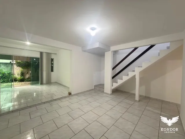 Sobrado 3 quartos e 3 banheiros, para alugar, no bairro Santa Felicidade em Curitiba