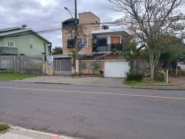 Sobrado 1 quarto e 2 banheiros, à venda, no bairro Boqueirão em Curitiba