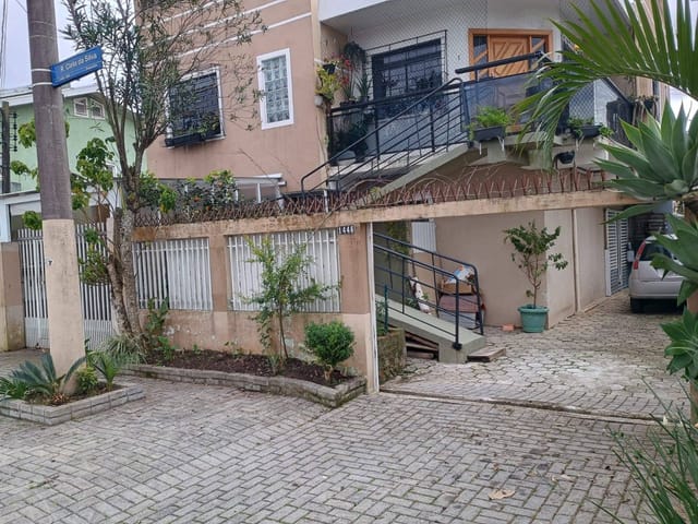 Sobrado 1 quarto e 2 banheiros, à venda, no bairro Boqueirão em Curitiba