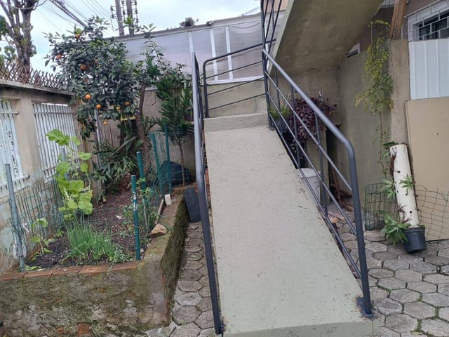 Sobrado 1 quarto e 2 banheiros, à venda, no bairro Boqueirão em Curitiba