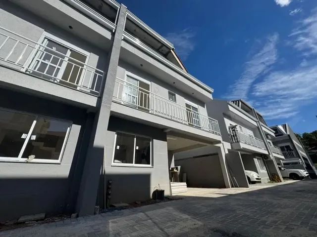 Sobrado com 100m² 3 quartos e 3 banheiros, à venda, no bairro Santa Felicidade em Curitiba