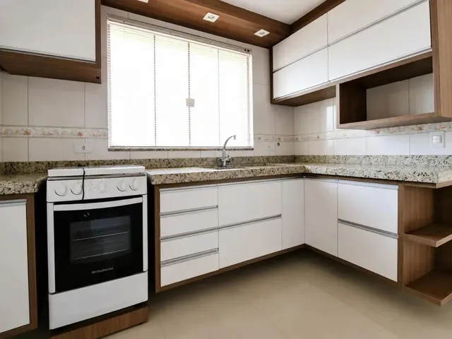 Sobrado 3 quartos e 2 banheiros, à venda, no bairro Orleans em Curitiba