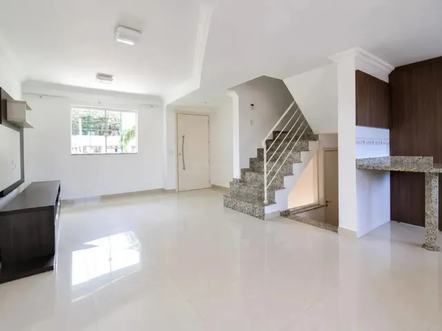 Sobrado 3 quartos e 2 banheiros, à venda, no bairro Orleans em Curitiba