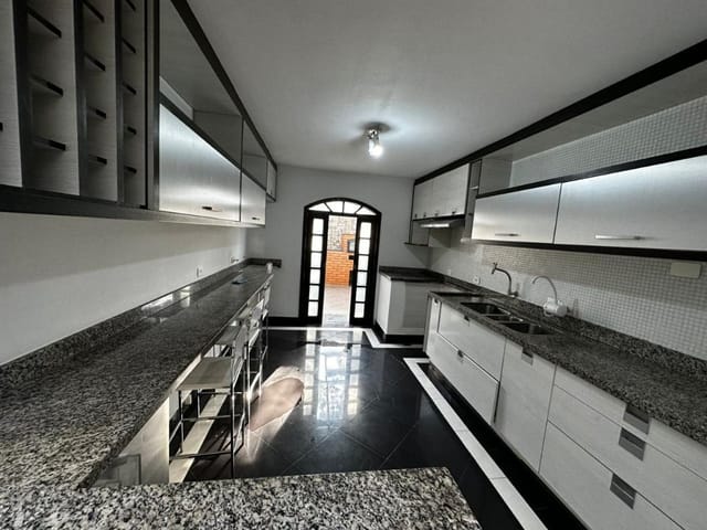 Sobrado com 240m² 4 quartos e 4 banheiros, à venda, no bairro Pestana em Osasco
