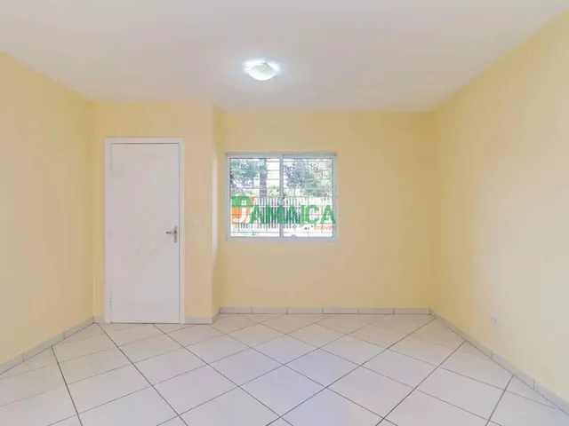 Sobrado 3 quartos e 2 banheiros, para alugar, no bairro Uberaba em Curitiba